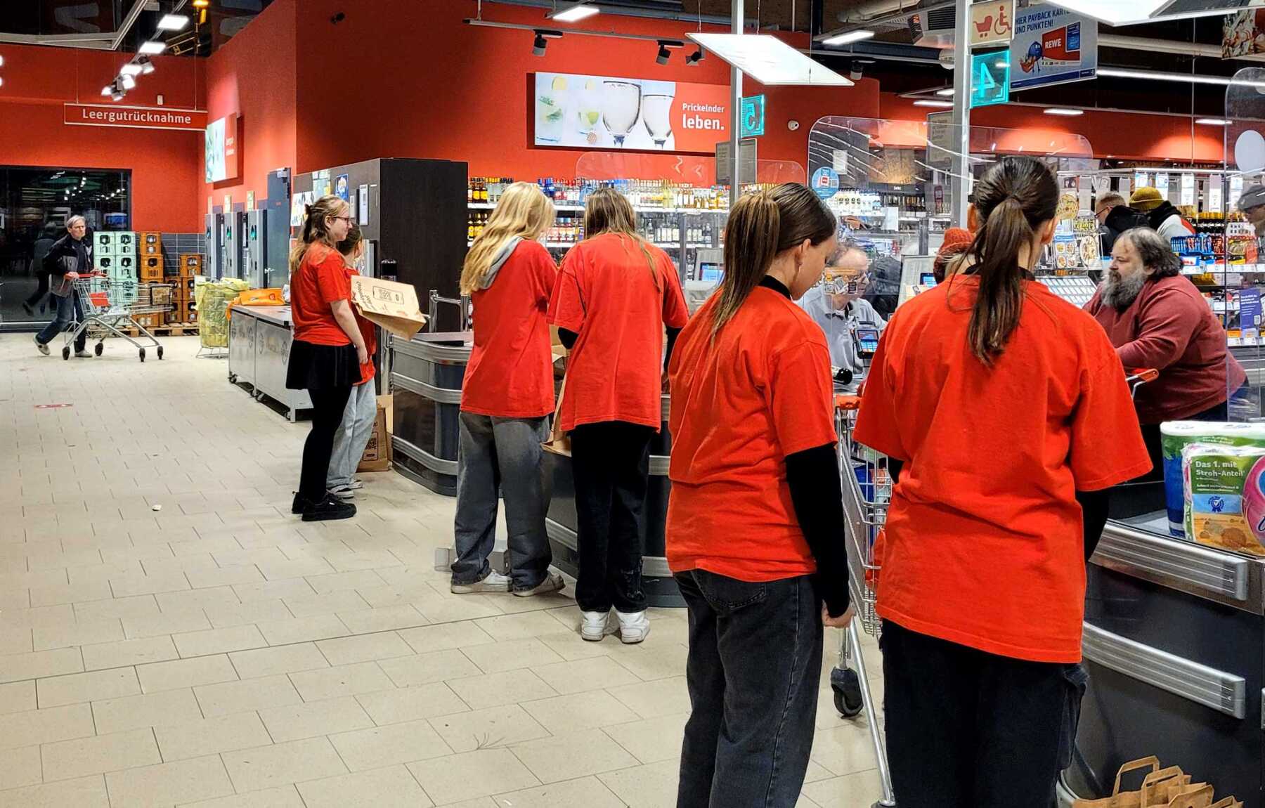 Tatkräftiger Einsatz im REWE-Markt Zeuthen